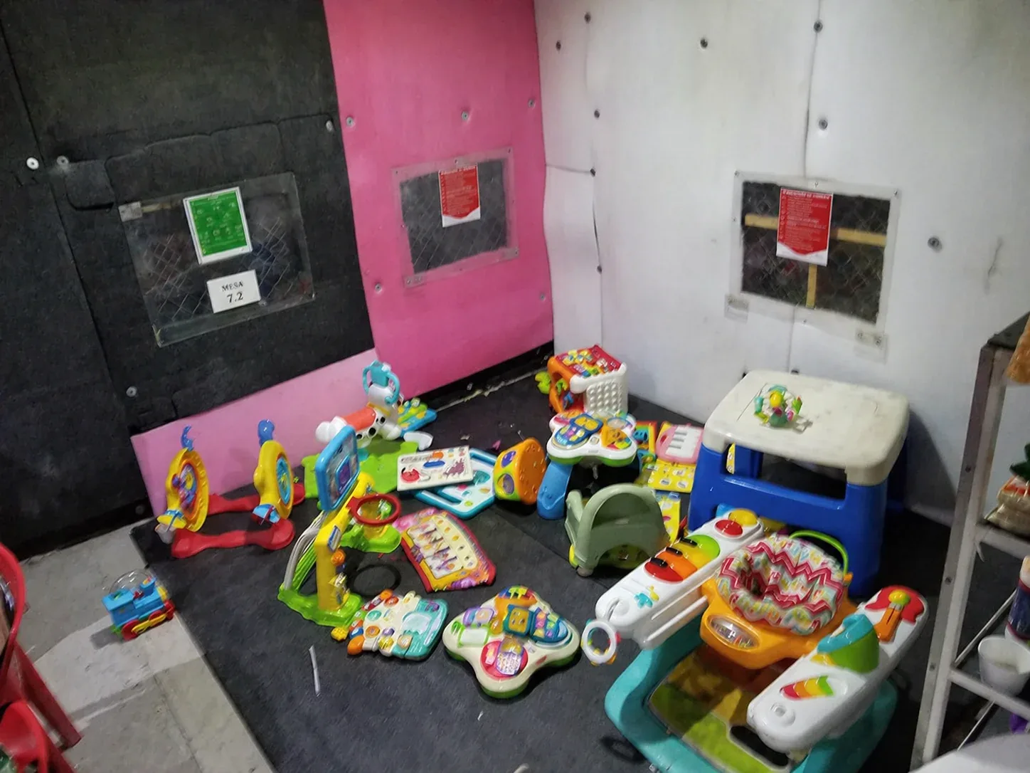 Área de juegos con juguetes para niños