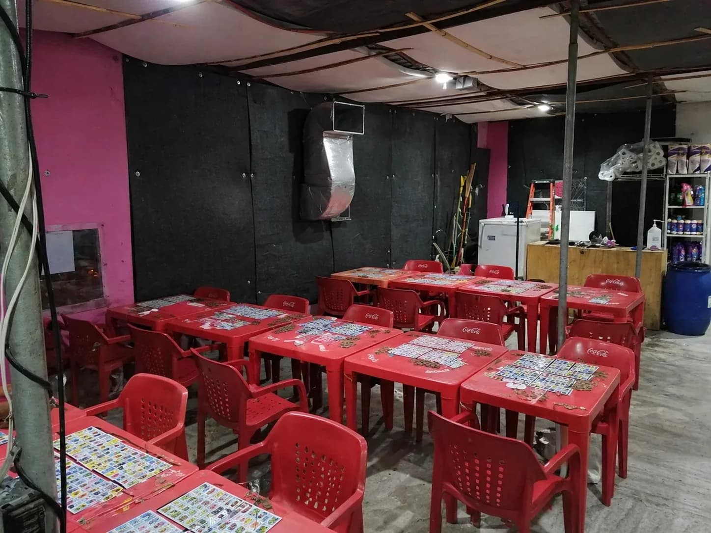 Otro ángulo del interior de Lotería Lulú