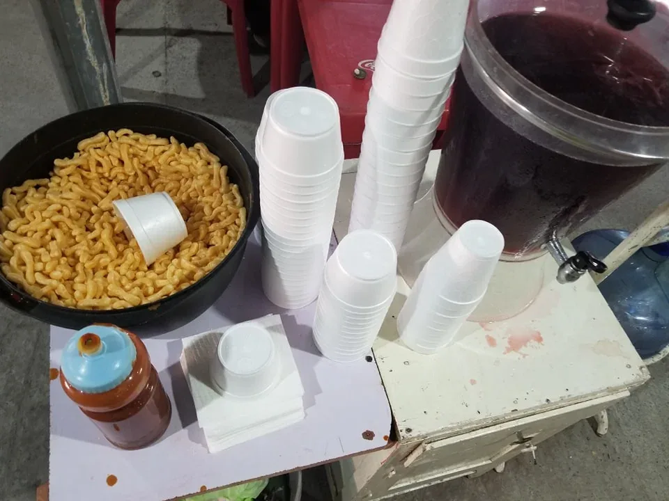 Botanas: chicharrones, vasos y agua de jamaica